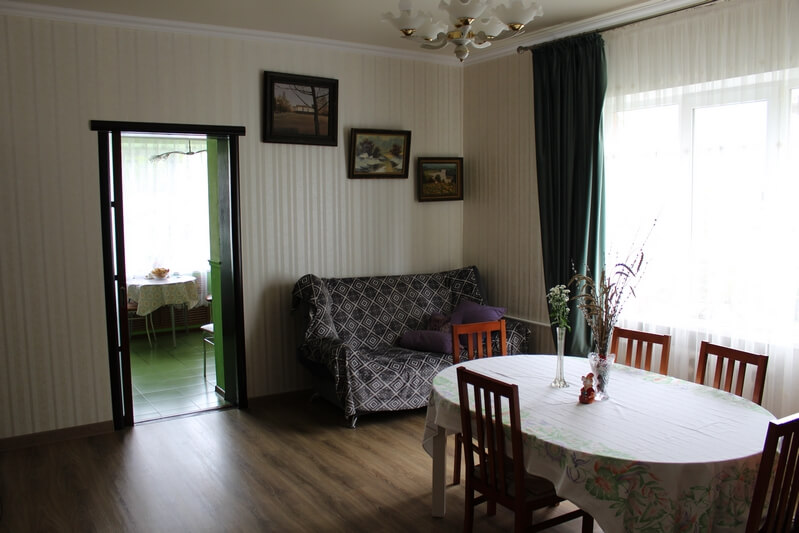 Фото кухни гостиной готового дома в Краснодаре 214 м2 (2)
