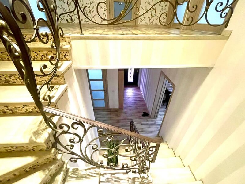 Вид лестницы в доме на продажу